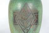 Duas peças, sendo: vaso de metal Christofle dec... - Duas peças, sendo: vaso de metal Christofle decorado com flor e pátina verde; e, lanterna de navio inglesa, marca Chalwyn. Desgastes.