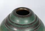 Duas peças, sendo: vaso de metal Christofle dec... - Duas peças, sendo: vaso de metal Christofle decorado com flor e pátina verde; e, lanterna de navio inglesa, marca Chalwyn. Desgastes.