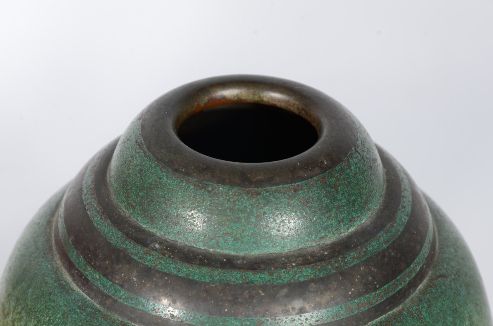 Duas peças, sendo: vaso de metal Christofle decorado com flor e... - foto 4 de 11