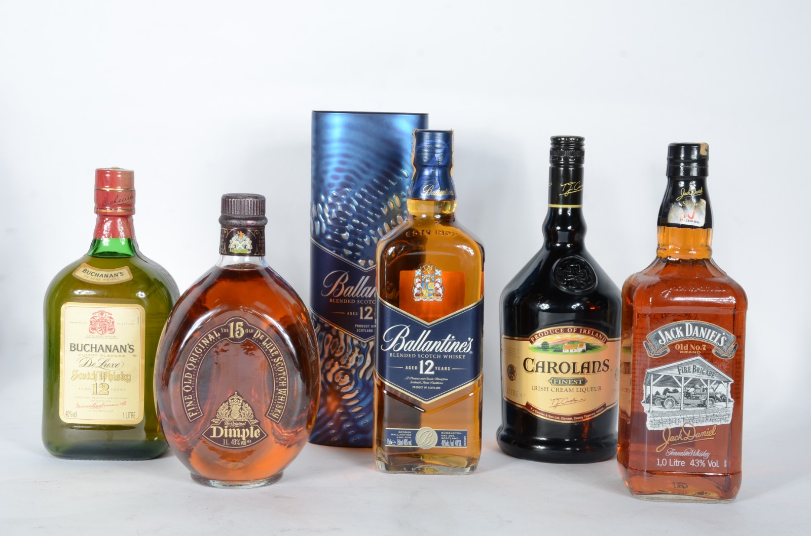 Cinco garrafas diversas de bebidas, sendo: Whisky Ballantines 12... - foto 1 de 2