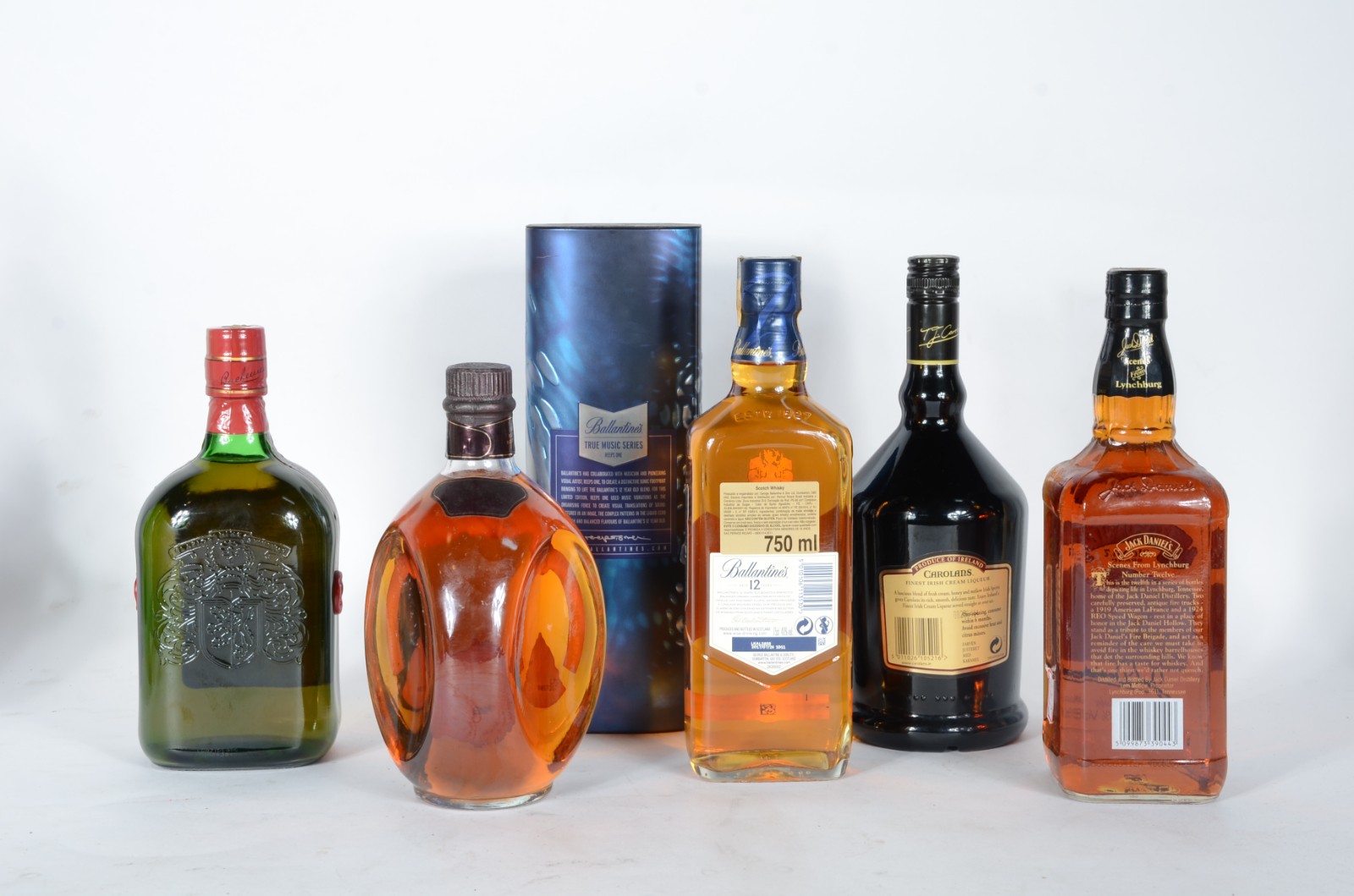 Cinco garrafas diversas de bebidas, sendo: Whisky Ballantines 12... - foto 2 de 2
