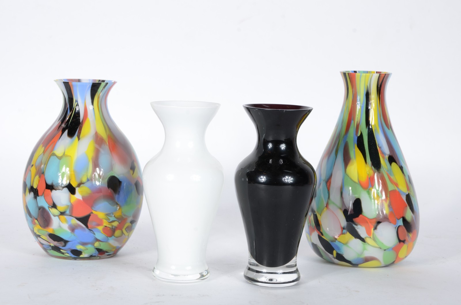 Quatro vasos de vidro decorativo, sendo dois com mesclas coloridas... - foto 1 de 5