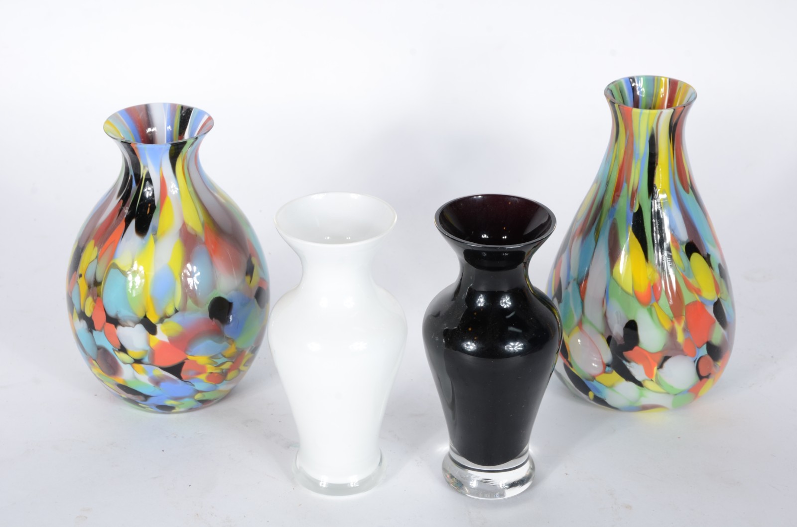 Quatro vasos de vidro decorativo, sendo dois com mesclas coloridas... - foto 2 de 5