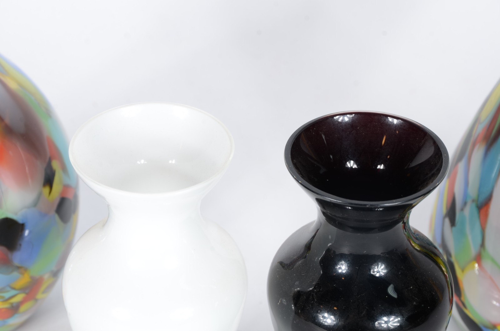 Quatro vasos de vidro decorativo, sendo dois com mesclas coloridas... - foto 3 de 5