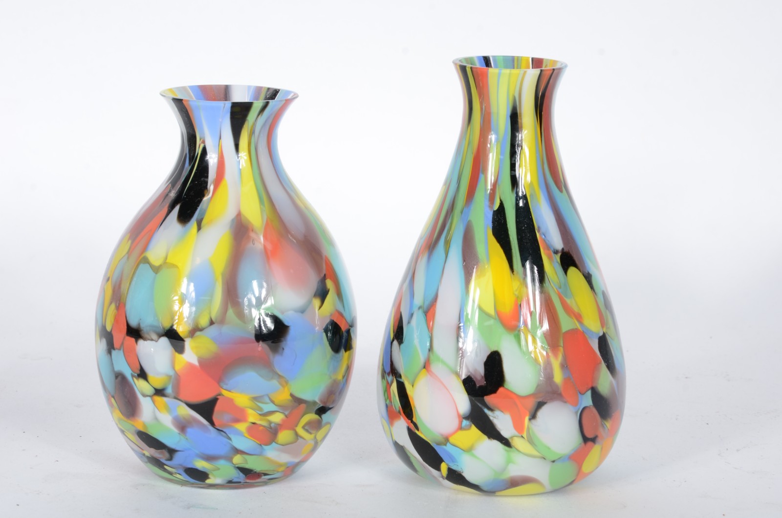 Quatro vasos de vidro decorativo, sendo dois com mesclas coloridas... - foto 4 de 5