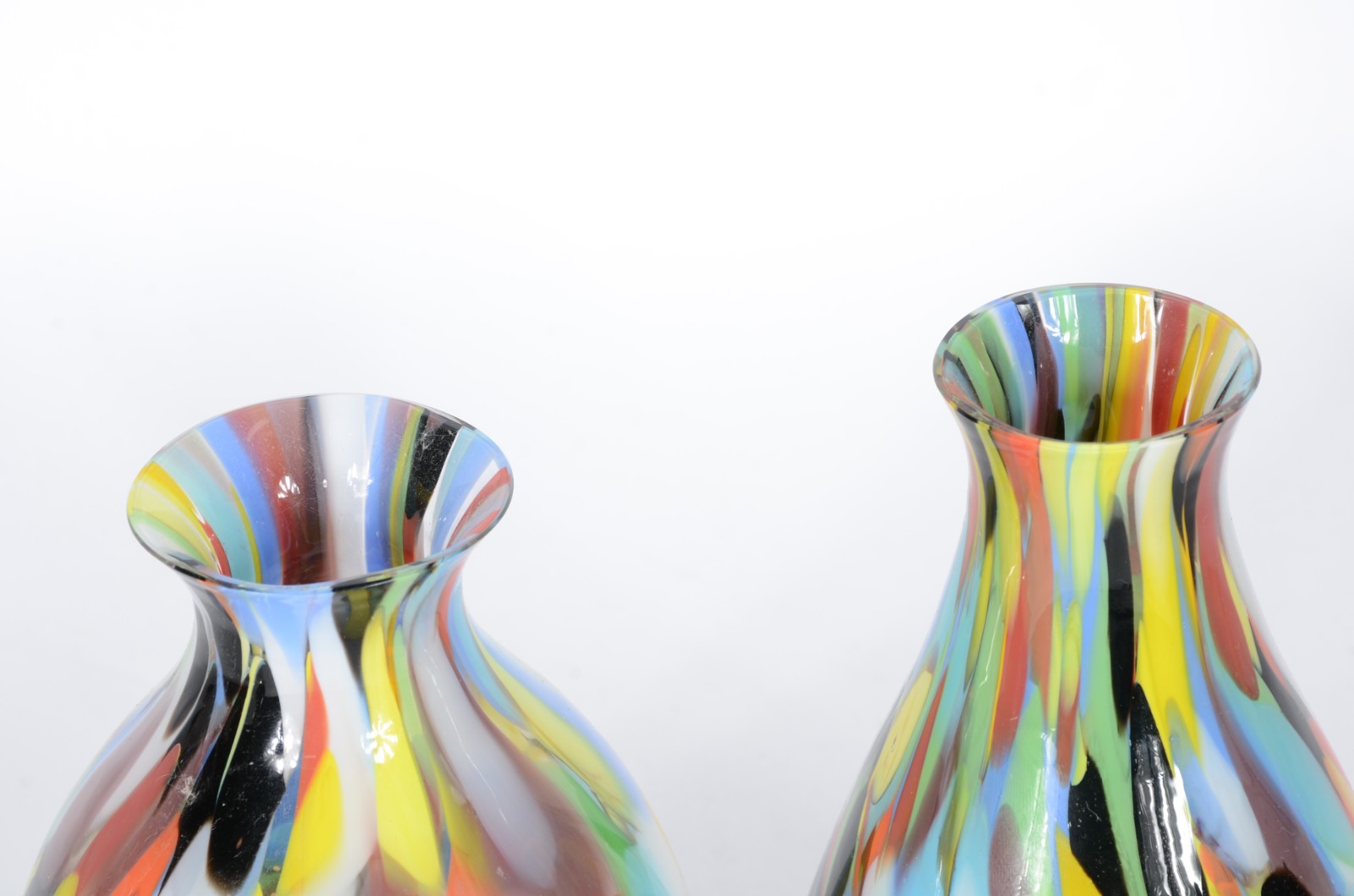Quatro vasos de vidro decorativo, sendo dois com mesclas coloridas... - foto 5 de 5