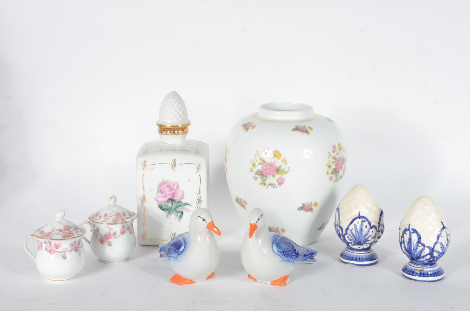Diversas peças de porcelana/ cerâmica, sendo: Potiche de porcelana... - foto 1 de 10