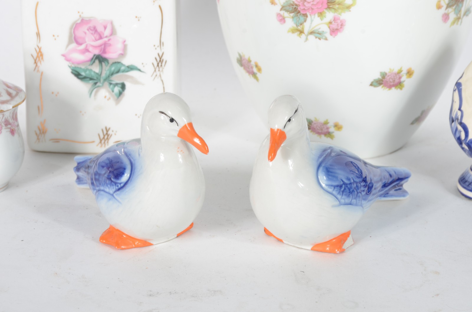 Diversas peças de porcelana/ cerâmica, sendo: Potiche de porcelana... - foto 3 de 10