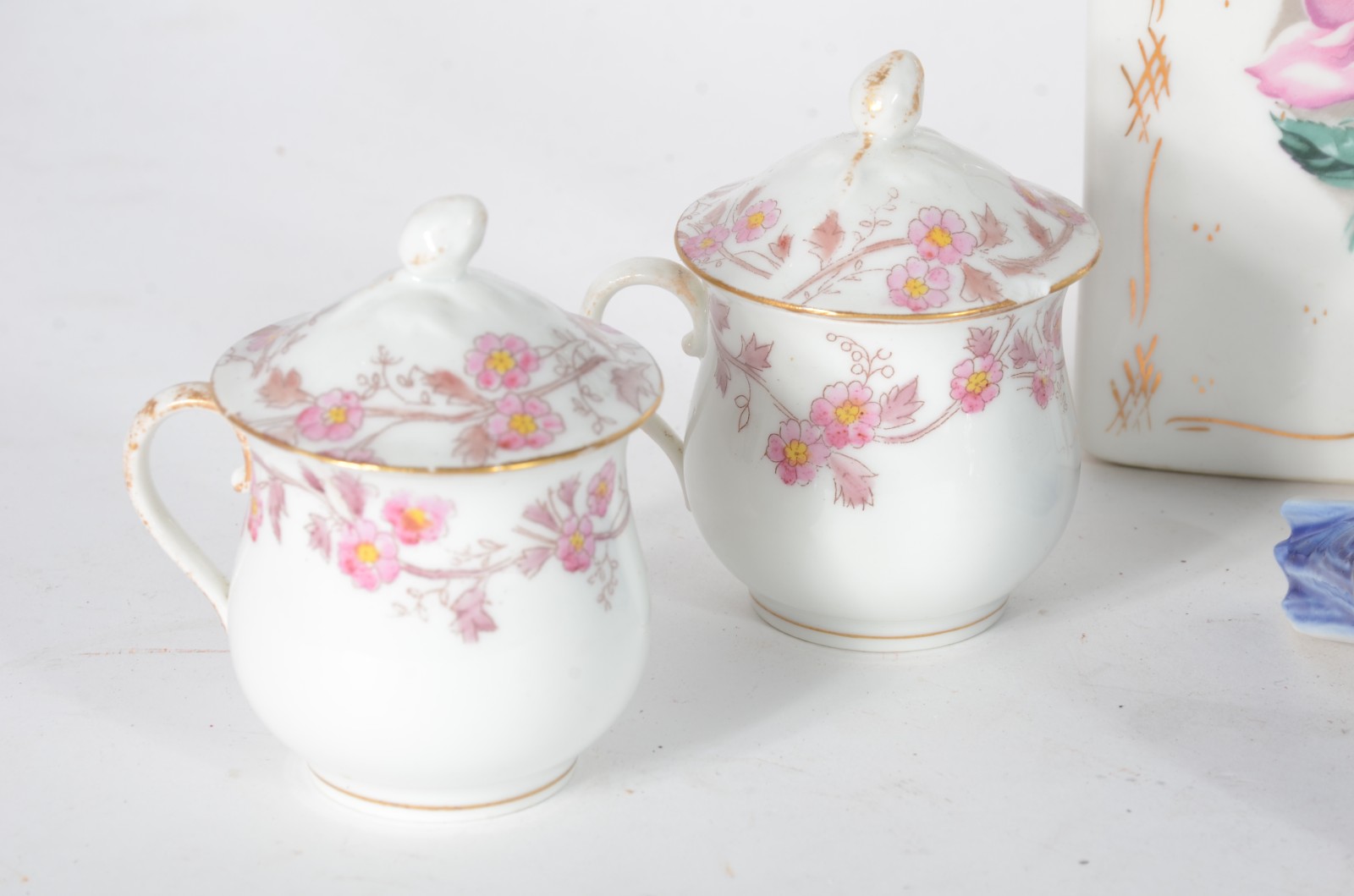 Diversas peças de porcelana/ cerâmica, sendo: Potiche de porcelana... - foto 2 de 10