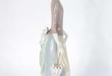 Lladró (1953),  - Escultura de porcelana espanhola representando dama com guarda chuva e cachorro.
