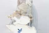 Lladró (1953),  - Escultura de porcelana espanhola representando dama com guarda chuva e cachorro.