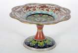 Fruteira de pé alto de cloisoné chines decorada... - Fruteira de pé alto de cloisoné chines decorada em rica policromia, borda em gomos.