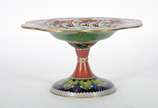 Fruteira de pé alto de cloisoné chines decorada... - Fruteira de pé alto de cloisoné chines decorada em rica policromia, borda em gomos.