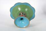 Fruteira de pé alto de cloisoné chines decorada... - Fruteira de pé alto de cloisoné chines decorada em rica policromia, borda em gomos.