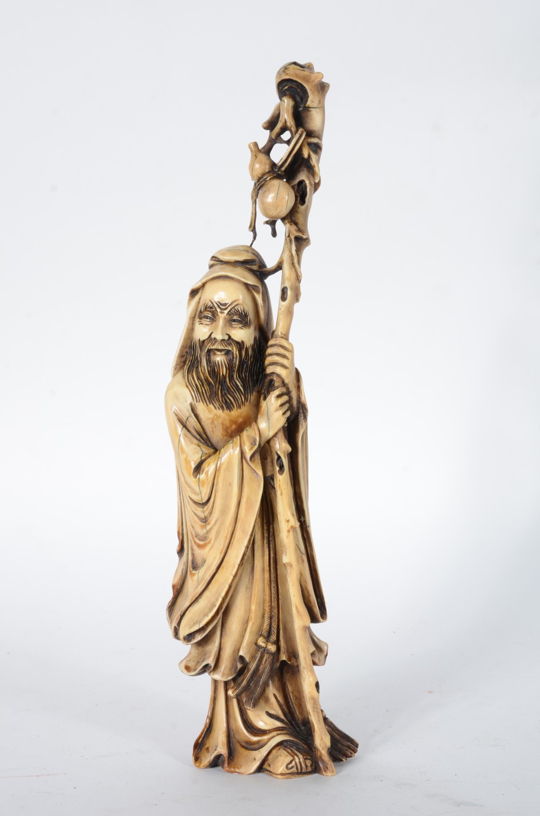 Escultura de marfim representando ancião com cajado, assinado... - foto 1 de 8