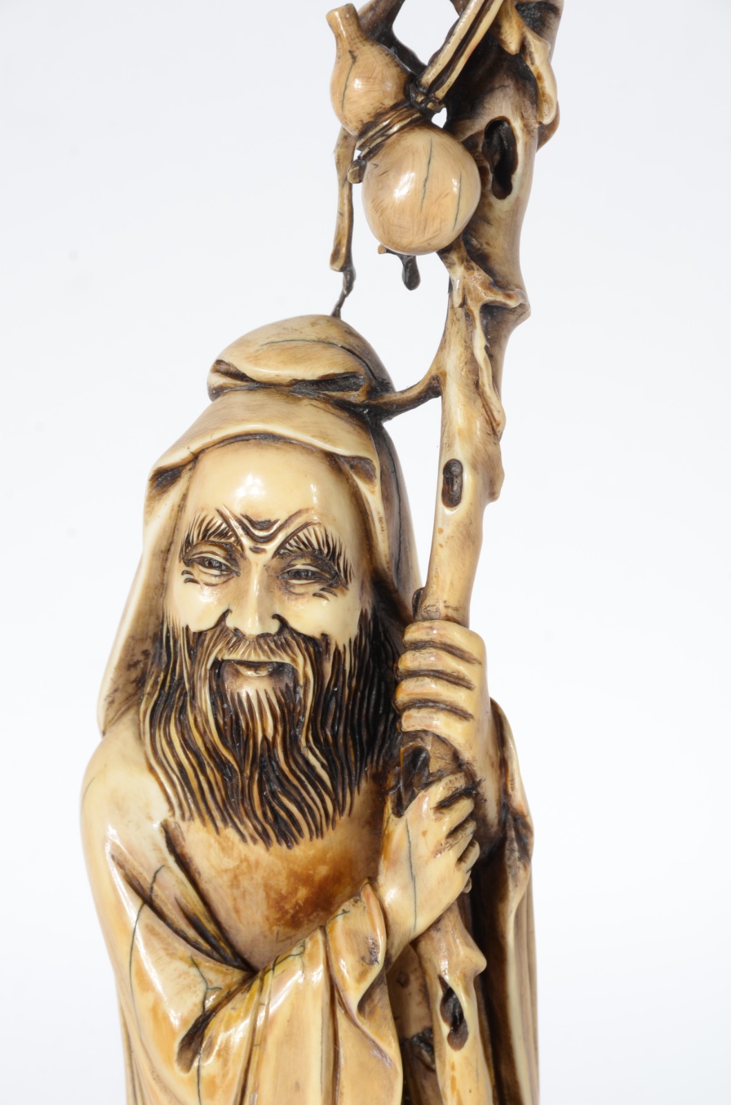 Escultura de marfim representando ancião com cajado, assinado... - foto 2 de 8