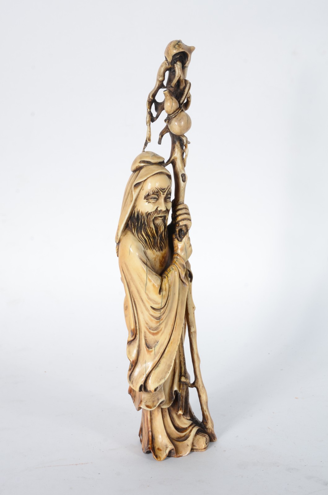 Escultura de marfim representando ancião com cajado, assinado... - foto 3 de 8
