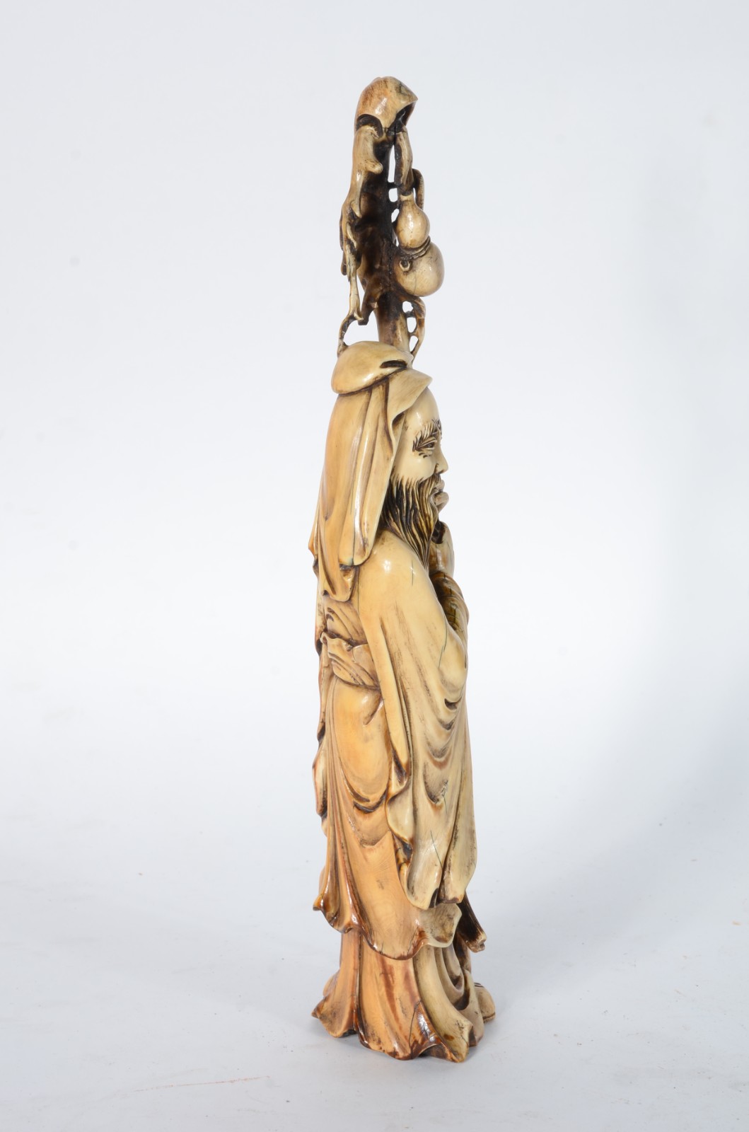 Escultura de marfim representando ancião com cajado, assinado... - foto 4 de 8