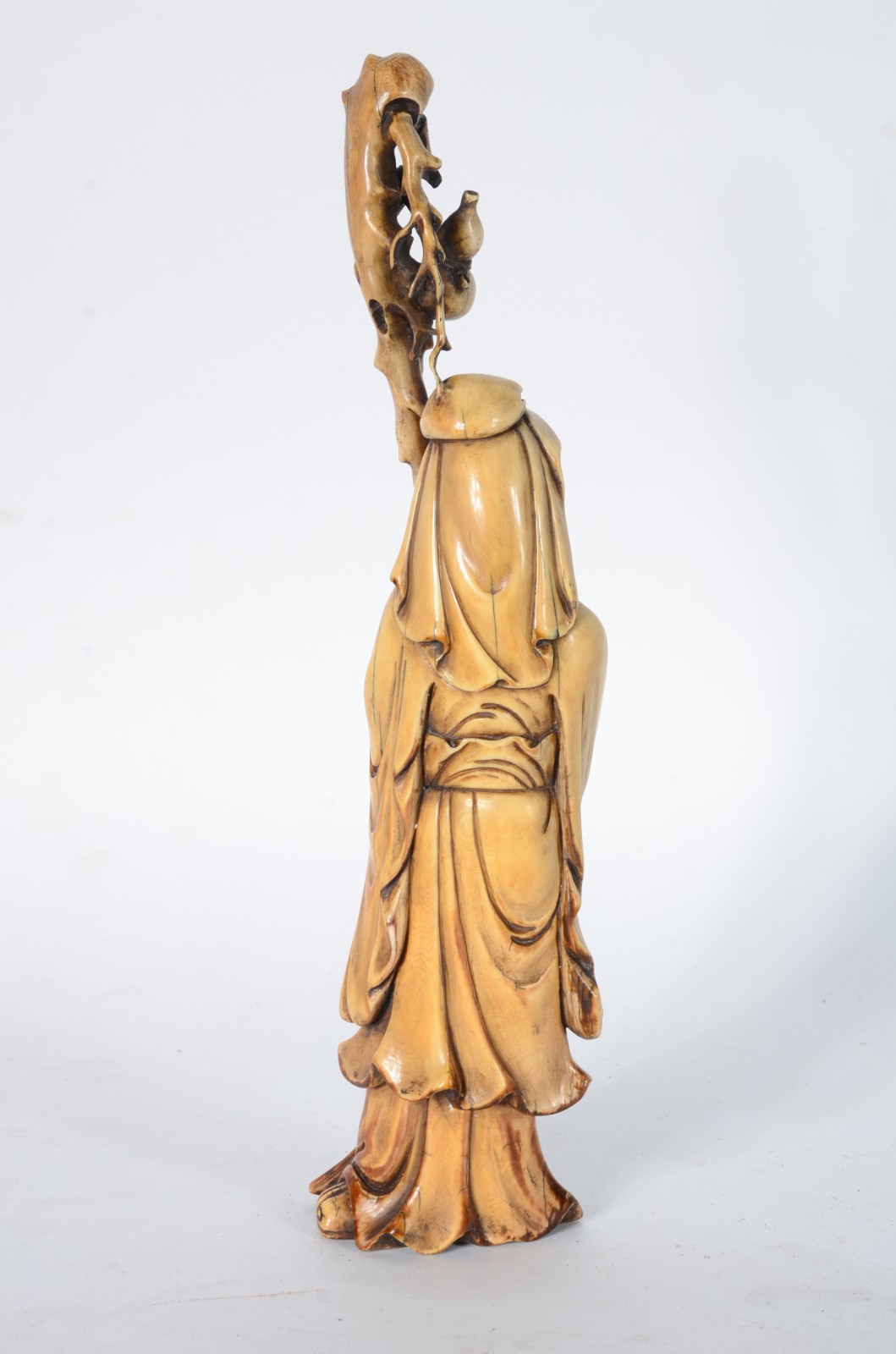 Escultura de marfim representando ancião com cajado, assinado... - foto 5 de 8