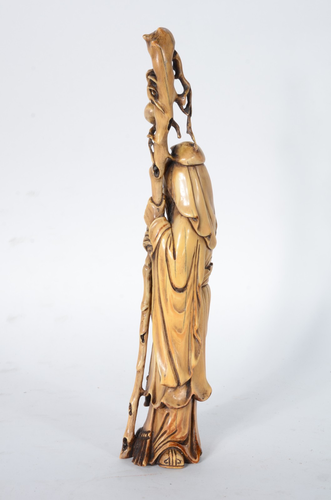 Escultura de marfim representando ancião com cajado, assinado... - foto 6 de 8