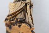 Escultura de marfim representando ancião com ca... - Escultura de marfim representando ancião com cajado, assinado. Fissuras do tempo.