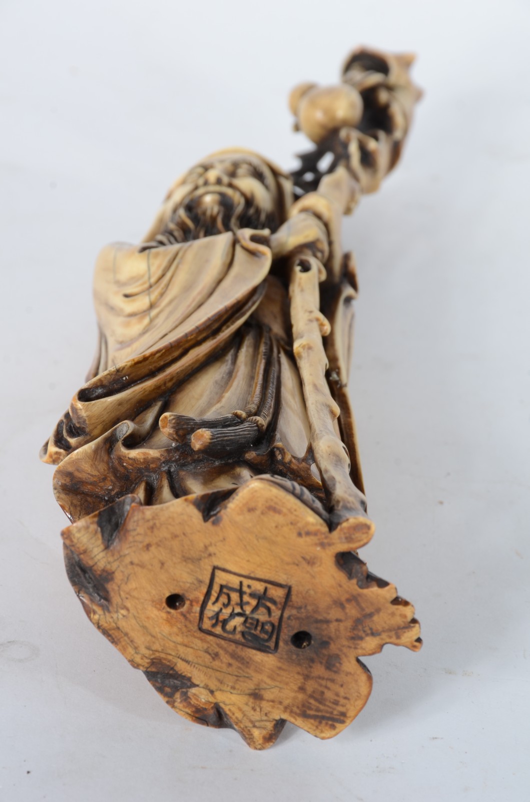 Escultura de marfim representando ancião com cajado, assinado... - foto 7 de 8