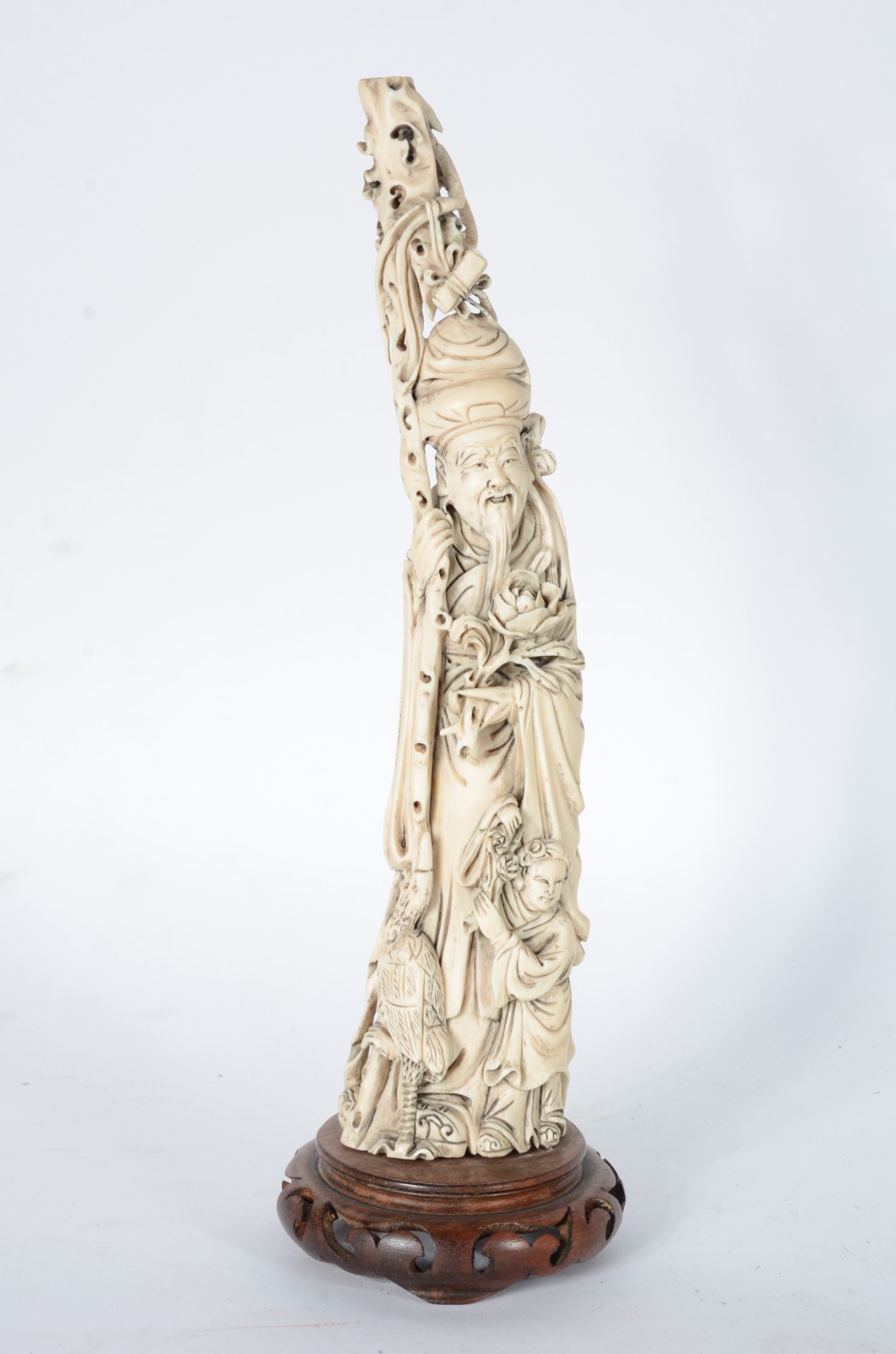 Escultura de marfim representando sábio com cajado, base de madeira. - foto 1 de 5