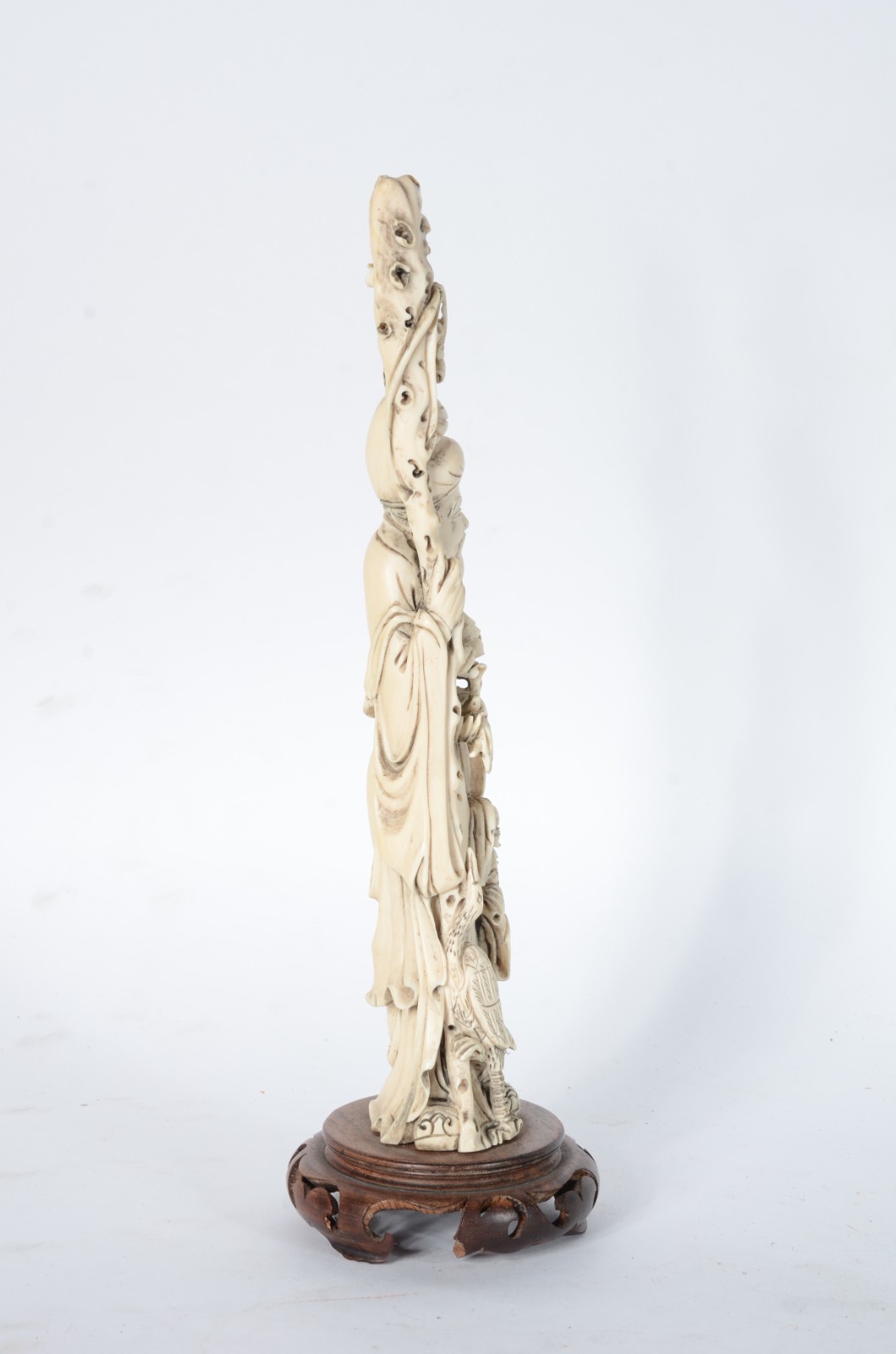 Escultura de marfim representando sábio com cajado, base de madeira. - foto 2 de 5