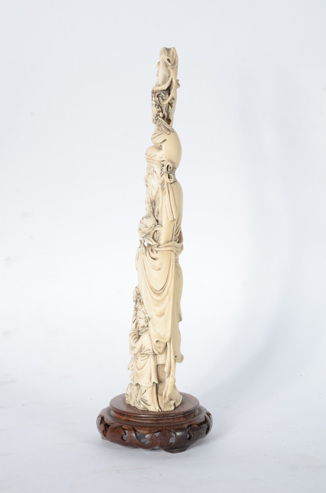 Escultura de marfim representando sábio com cajado, base de madeira. - foto 4 de 5