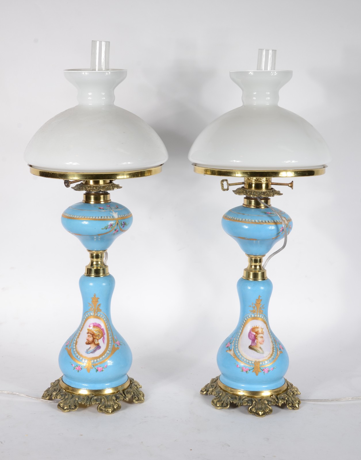 Par de abatjoures de porcelana na cor azul celeste decorados com... - foto 1 de 7