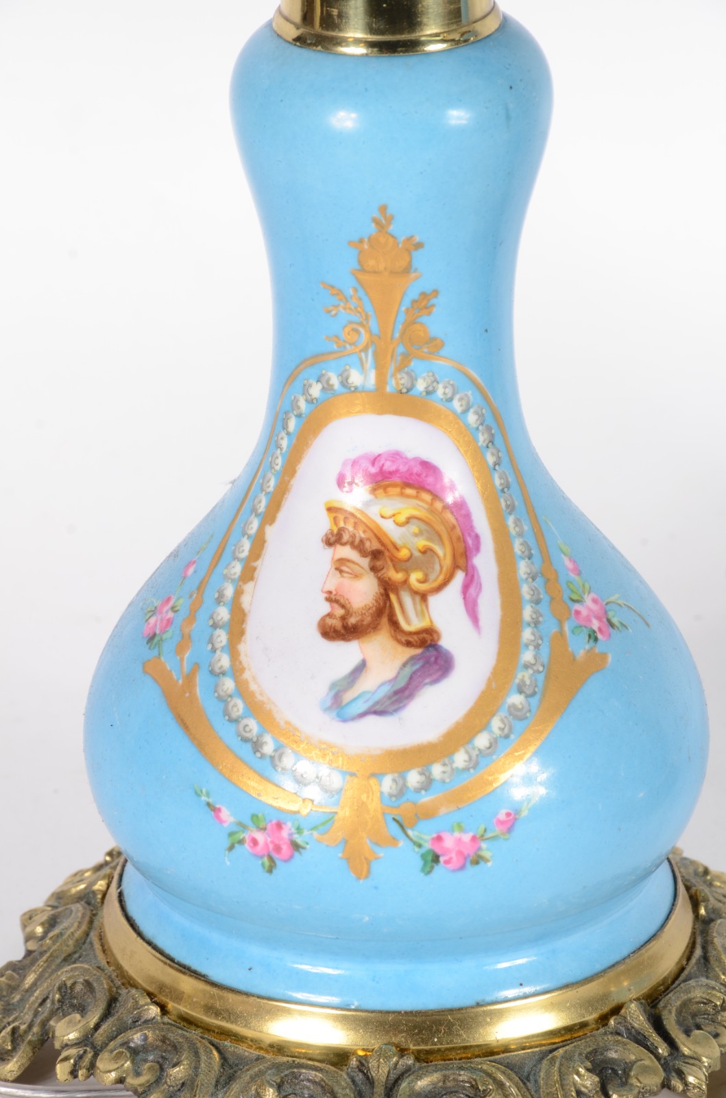 Par de abatjoures de porcelana na cor azul celeste decorados com... - foto 2 de 7