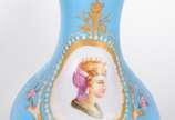 Par de abatjoures de porcelana na cor azul cele... - Par de abatjoures de porcelana na cor azul celeste decorados com cenas românticas em policromia, detalhes em metal dourado, cúpula de vidro leit...