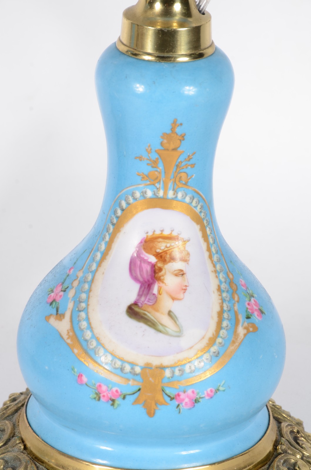 Par de abatjoures de porcelana na cor azul celeste decorados com... - foto 3 de 7