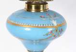 Par de abatjoures de porcelana na cor azul cele... - Par de abatjoures de porcelana na cor azul celeste decorados com cenas românticas em policromia, detalhes em metal dourado, cúpula de vidro leit...