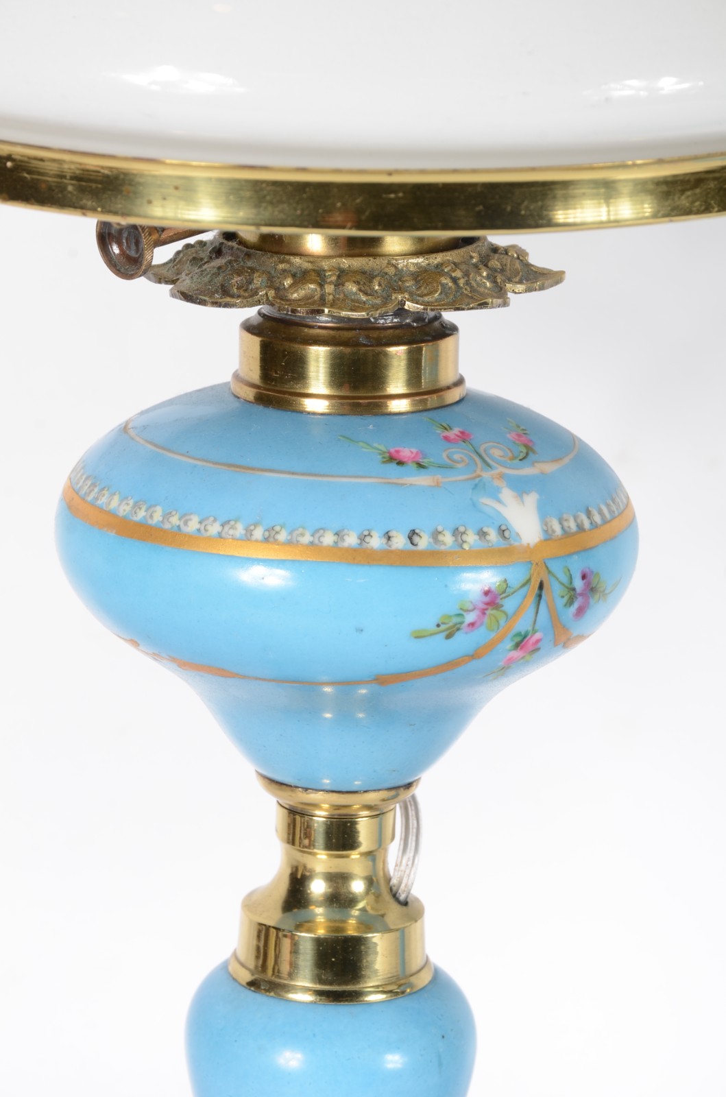 Par de abatjoures de porcelana na cor azul celeste decorados com... - foto 4 de 7