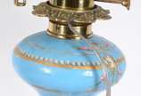 Par de abatjoures de porcelana na cor azul cele... - Par de abatjoures de porcelana na cor azul celeste decorados com cenas românticas em policromia, detalhes em metal dourado, cúpula de vidro leit...