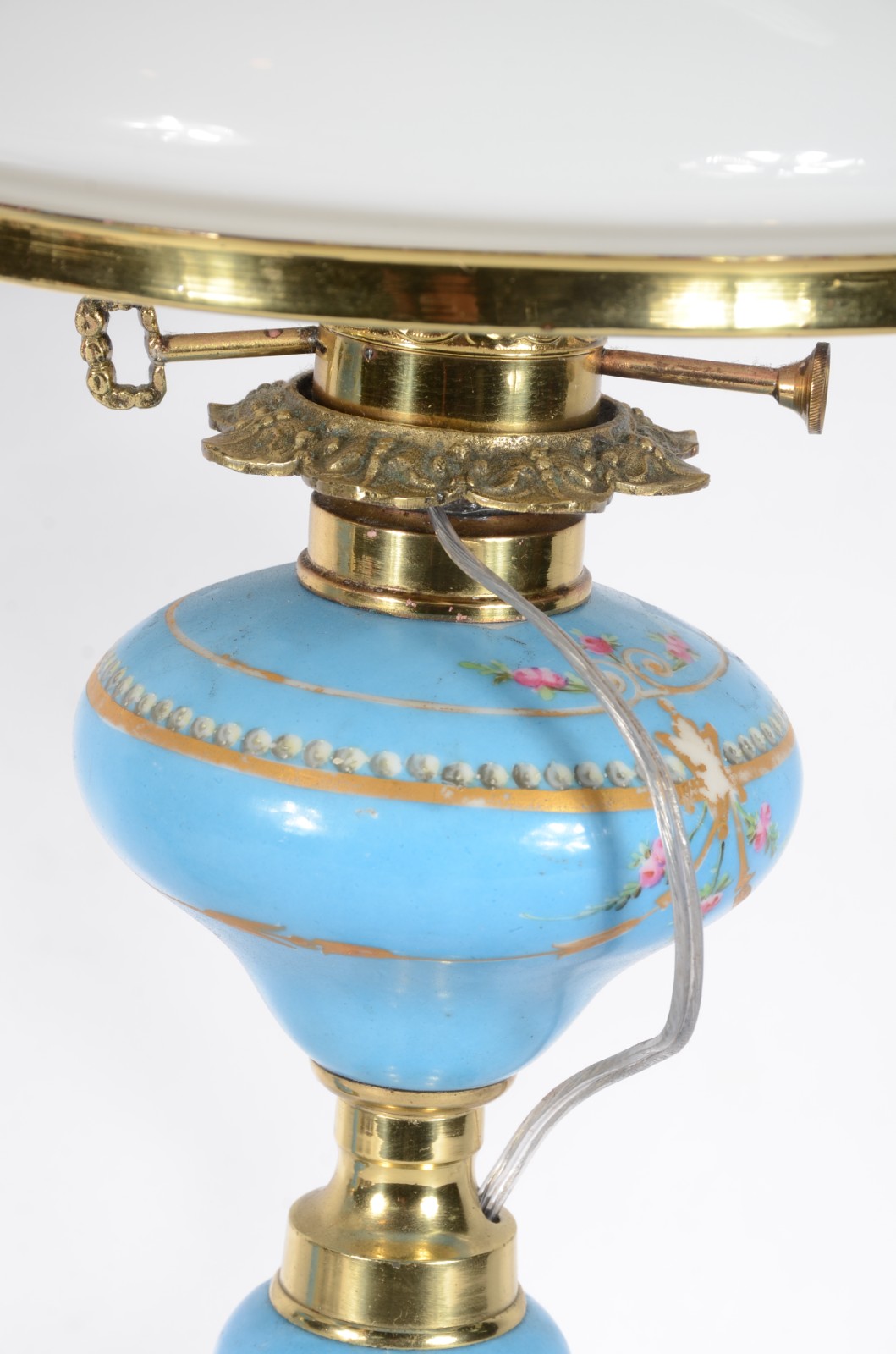 Par de abatjoures de porcelana na cor azul celeste decorados com... - foto 5 de 7