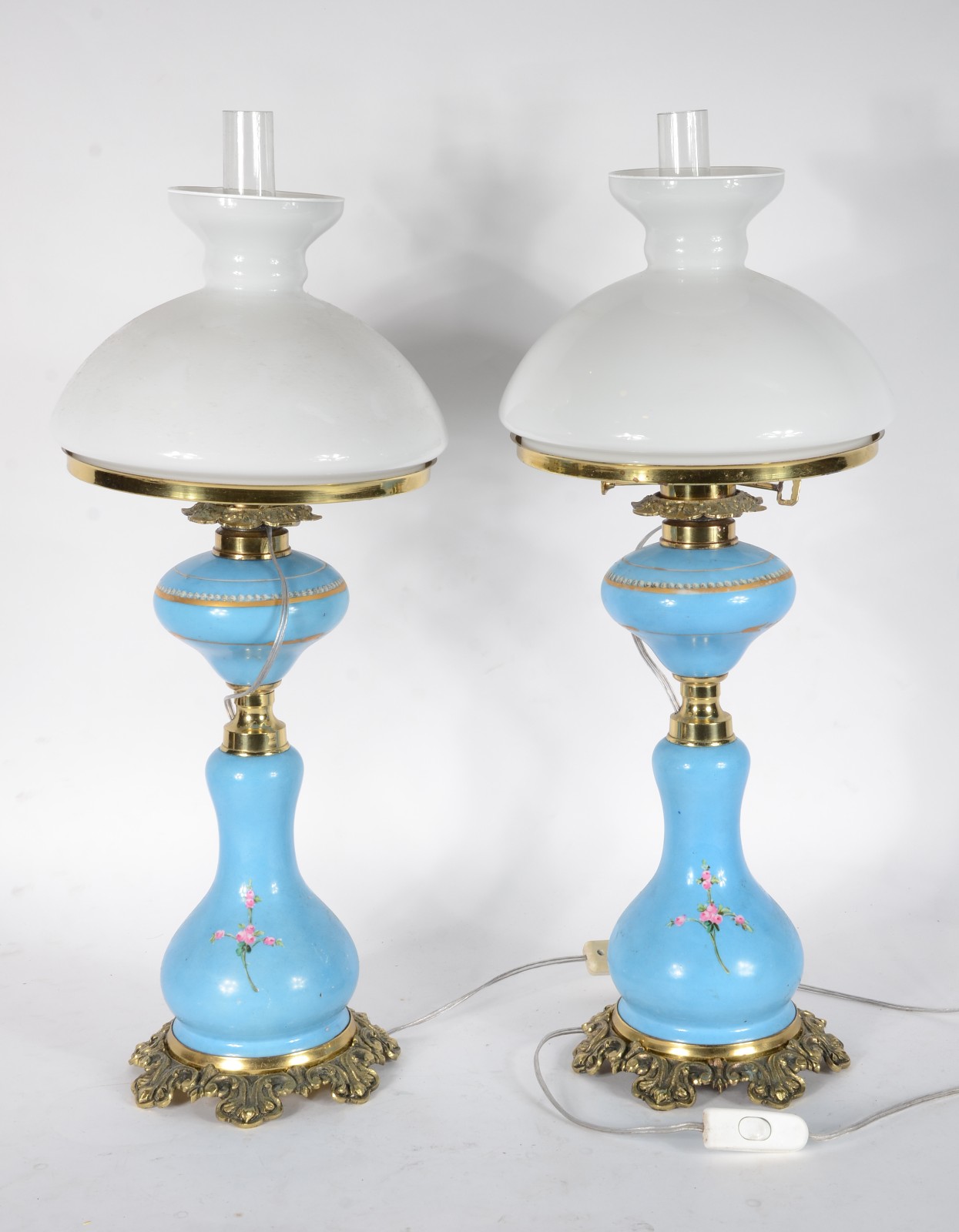 Par de abatjoures de porcelana na cor azul celeste decorados com... - foto 6 de 7