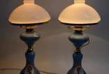 Par de abatjoures de porcelana na cor azul cele... - Par de abatjoures de porcelana na cor azul celeste decorados com cenas românticas em policromia, detalhes em metal dourado, cúpula de vidro leit...