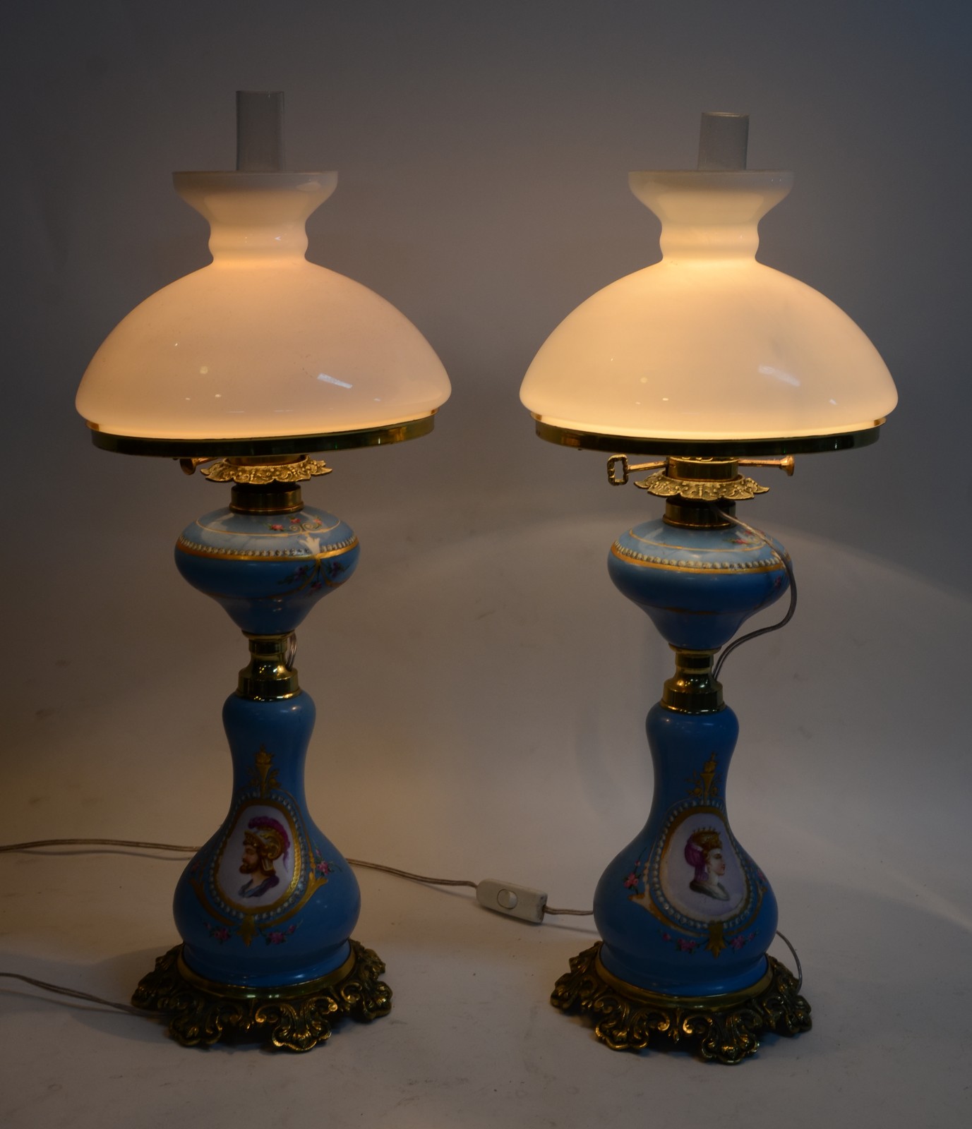Par de abatjoures de porcelana na cor azul celeste decorados com... - foto 7 de 7