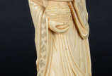   Figura de marfim  representando gueixa com fl... -   Figura de marfim  representando gueixa com flores.