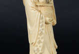   Figura de marfim  representando gueixa com fl... -   Figura de marfim  representando gueixa com flores.