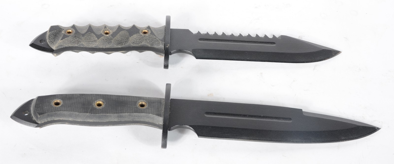 Duas facas em aço carbono, sendo uma com "caveira" do Bope e outra... - foto 1 de 5