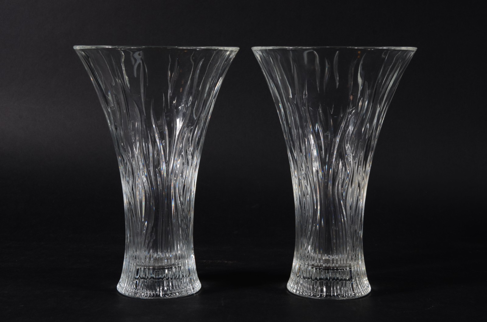 Par de vasos de vidro lapidado. - foto 1 de 3