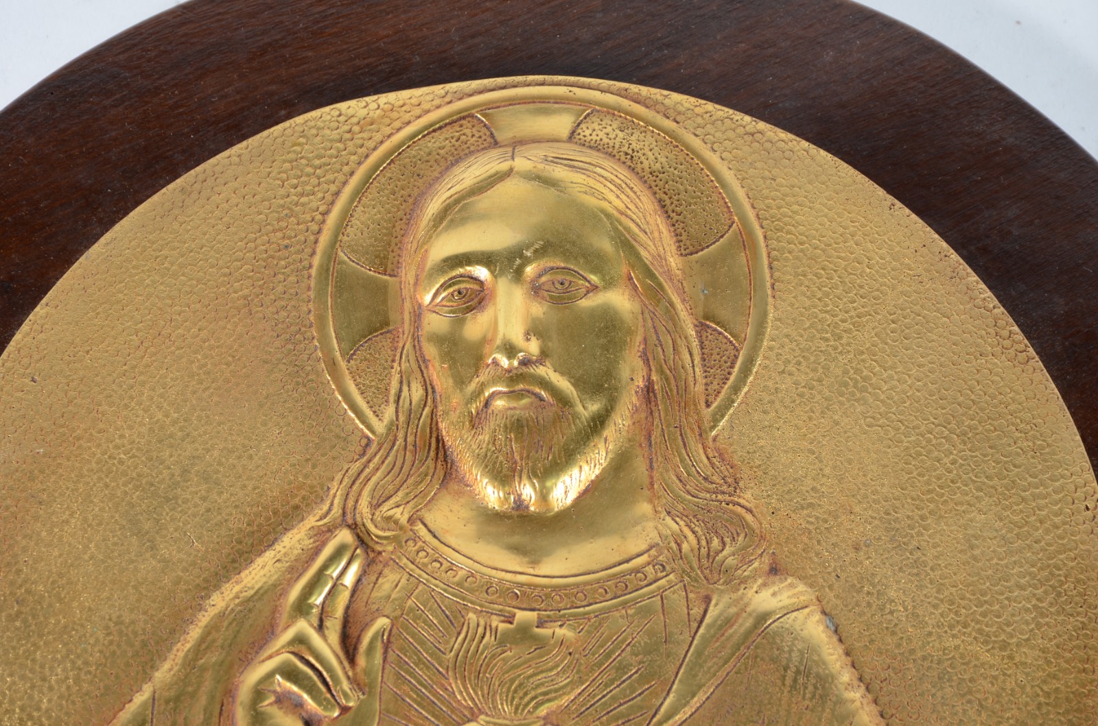 Sagrado coração de Jesus - Placa de metal dourado presa a moldura de... - foto 3 de 5