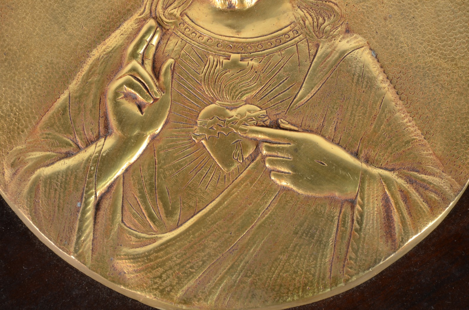 Sagrado coração de Jesus - Placa de metal dourado presa a moldura de... - foto 4 de 5