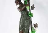 Luminária de bronze patinado representando figu... - Luminária de bronze patinado representando figura feminina, detalhes com cachos de uvas e folhas de vidro verde, manga de vidro fosco.