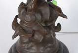 Luminária de bronze patinado representando figu... - Luminária de bronze patinado representando figura feminina, detalhes com cachos de uvas e folhas de vidro verde, manga de vidro fosco.