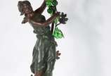 Luminária de bronze patinado representando figu... - Luminária de bronze patinado representando figura feminina, detalhes com cachos de uvas e folhas de vidro verde, manga de vidro fosco.