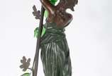Luminária de bronze patinado representando figu... - Luminária de bronze patinado representando figura feminina, detalhes com cachos de uvas e folhas de vidro verde, manga de vidro fosco.